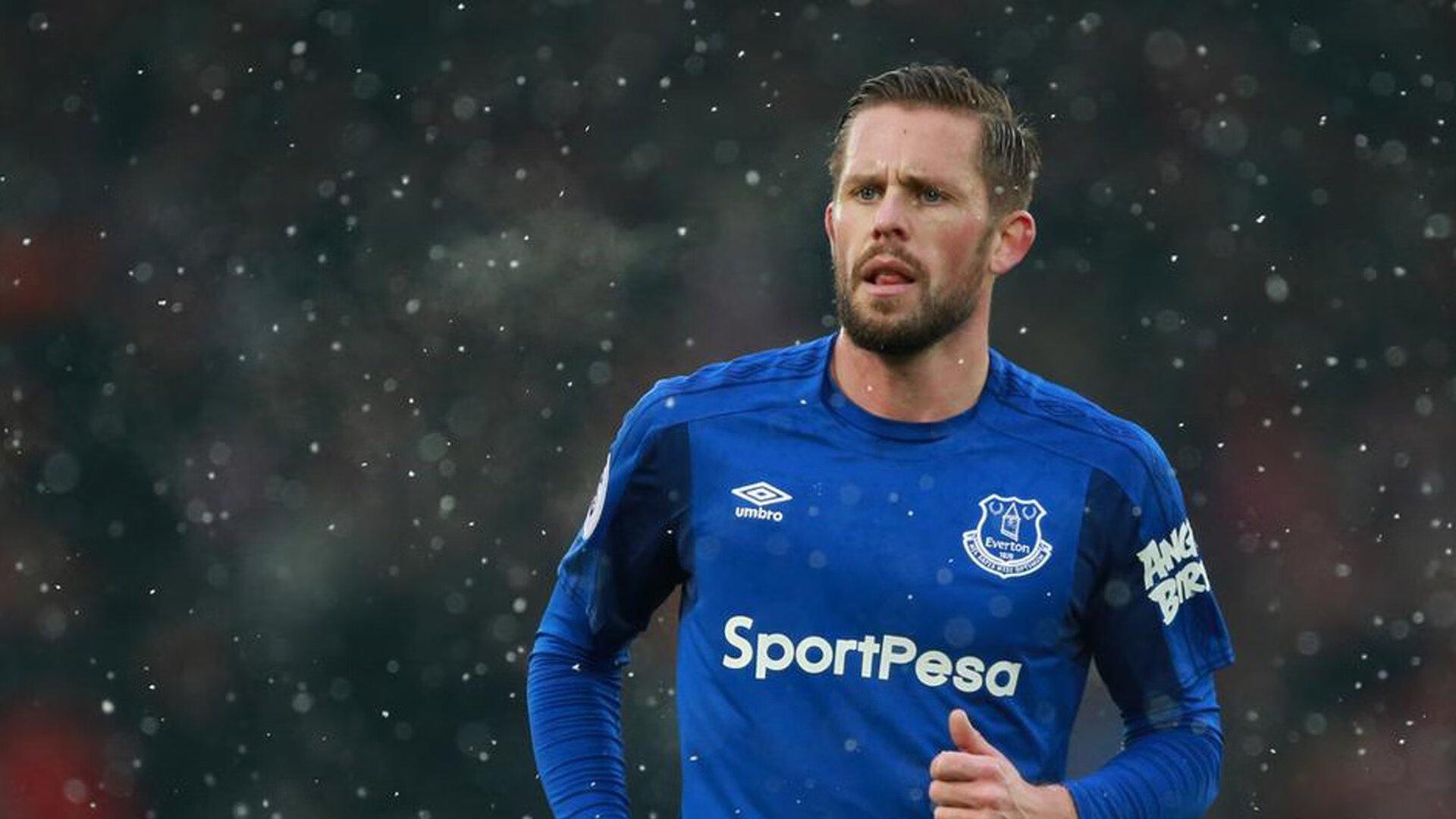 “英超强强对话：豪门对决激烈上演，榜首之争白热化”，英超豪门多