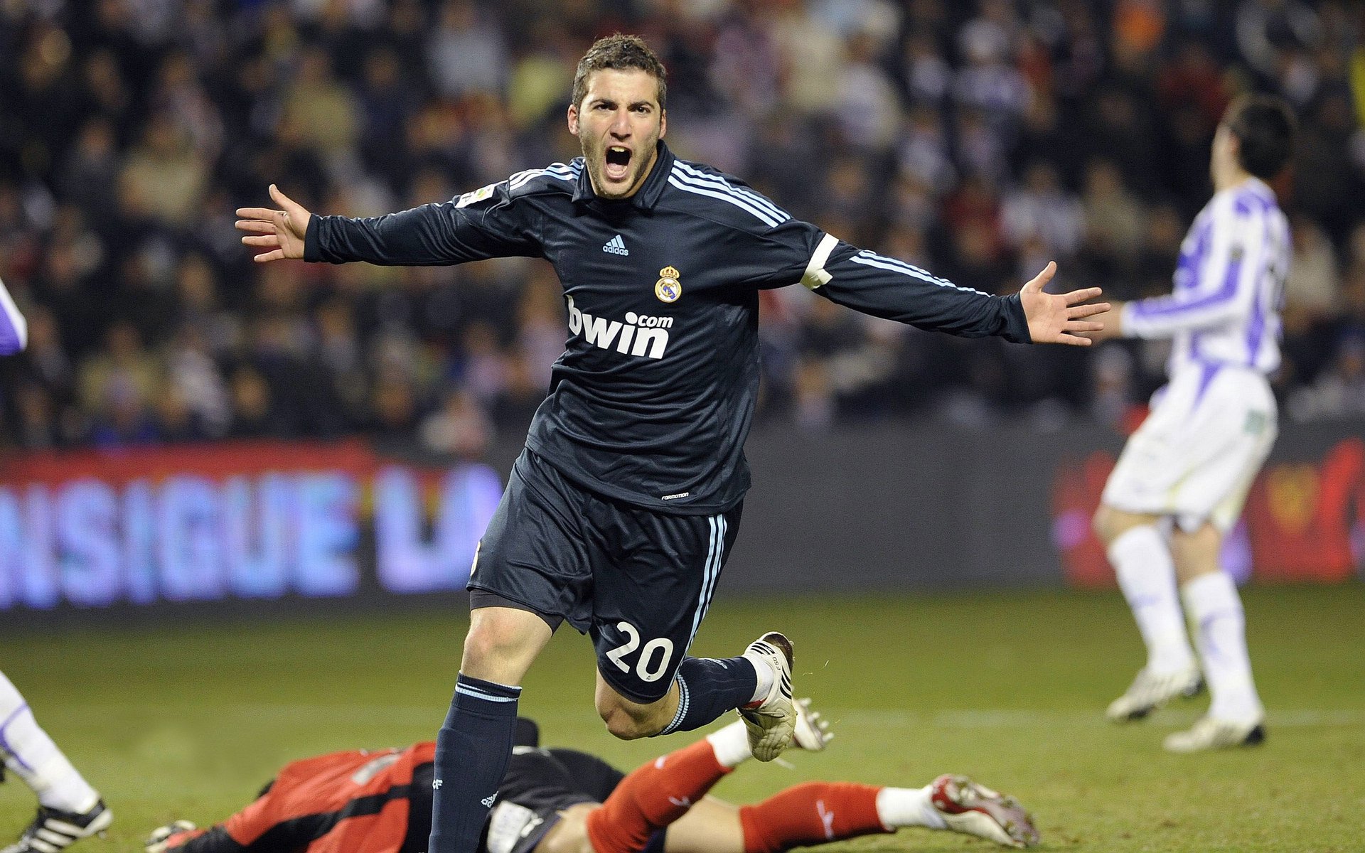 战术揭秘:教练如何利用数据优化球队表现?,优化球员